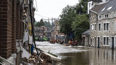 Legende: Overstromingen in Pepinster (provincie Luik) in 2021 die de lokale impact van de klimaatverandering illustreren. Hulpdiensten.  