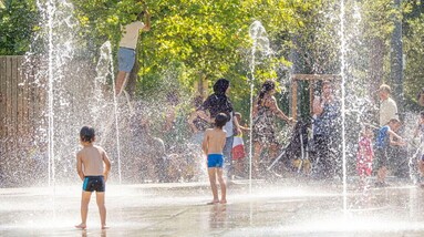 Enfants et changement climatique : un groupe particulièrement vulnérable en Belgique