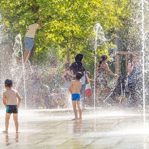 Enfants et changement climatique : un groupe particulièrement vulnérable en Belgique